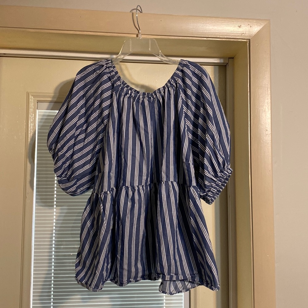 Old navy half puff sleeve top. Never worn, only washed.